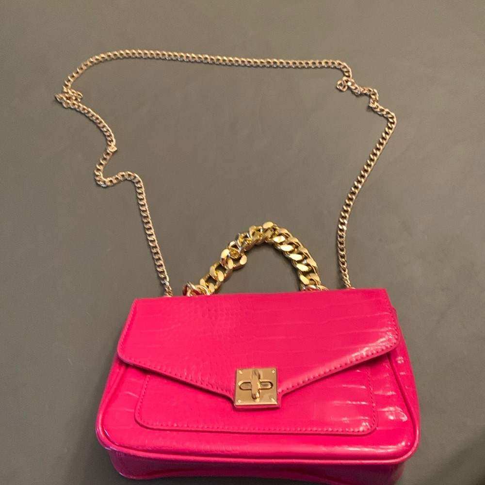 Women’s pink bag with gold link chain